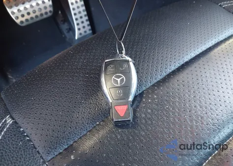 2014 Mercedes-Benz C 250 z USA, uszkodzony, nr VIN WDDGJ4HB9EG282958